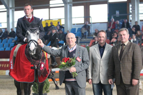 Bei den sechsjährigen Pferden ging der Sieg unter Martin Wissenbach an den Neustädter Landgestütshengst Laspari (v. Levistus). Der Vertreter des Sponsors Ovator Pega plus, Turnierleiter Jörg Kotenbeutel und Richter Jörg Weinhold gratulieren.